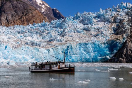 Téléchargez les photos : Un bateau navigue sur le glacier South Sawyer près de Juneau, Alaska, situé dans le fjord Tracy Arm. - en image libre de droit
