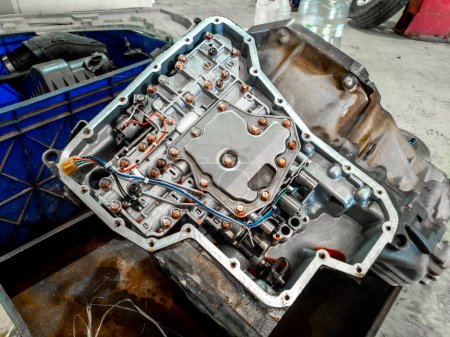 Foto de Solenoide de control de presión o unidad de control de válvula de una transmisión automática de un automóvil revisado - Imagen libre de derechos