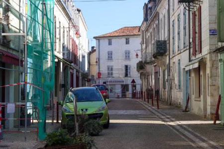 Téléchargez les photos : Brantome, France - 06 mars 2023 : Photographie de rue - en image libre de droit
