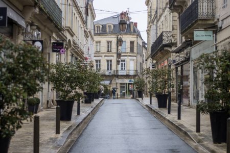 Téléchargez les photos : Périgueux, France, 11 mars 2023 : Photographie de rue - en image libre de droit