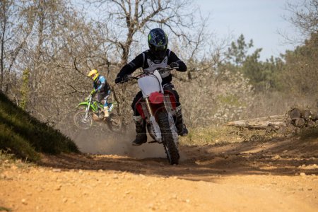 Téléchargez les photos : Périgueux france 9 avril 2023 : motocross sur le terrain sale - en image libre de droit