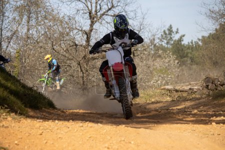 Téléchargez les photos : Périgueux france 9 avril 2023 : motocross sur le terrain sale - en image libre de droit