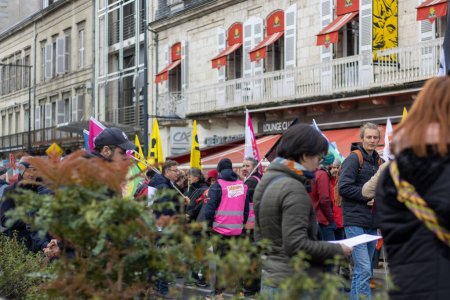 Foto de Perigueux france 13 de abril de 2023: manifestación contra la reforma de las pensiones bajo el gobierno del presidente Macron - Imagen libre de derechos