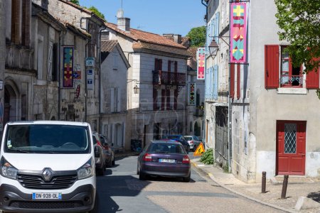 Téléchargez les photos : Bourdeilles, Dordogne France 30 avril 2023 : Photographie de rue - en image libre de droit