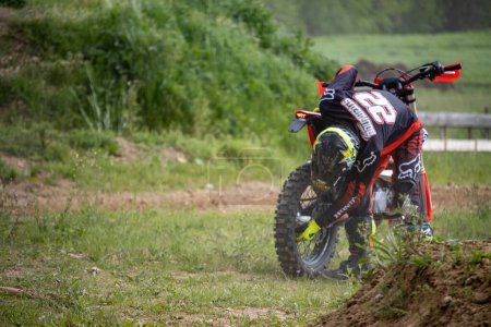 Téléchargez les photos : Dordogne, France 1 mai 2023 : Des sensations fortes déchaînées Le monde du motocross à haute octane - en image libre de droit