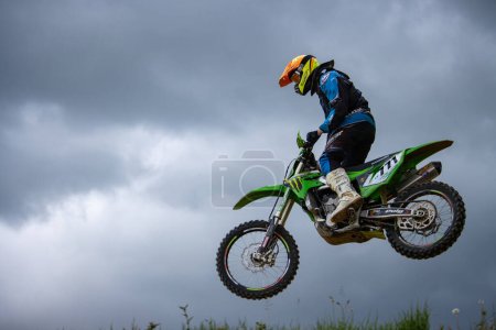 Foto de Dordogne, Francia 1 de mayo de 2023: Emociones desatadas en el mundo de alto octanaje de Motocross - Imagen libre de derechos