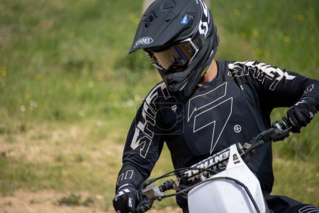 Téléchargez les photos : Dordogne, France 1 mai 2023 : Des sensations fortes déchaînées Le monde du motocross à haute octane - en image libre de droit