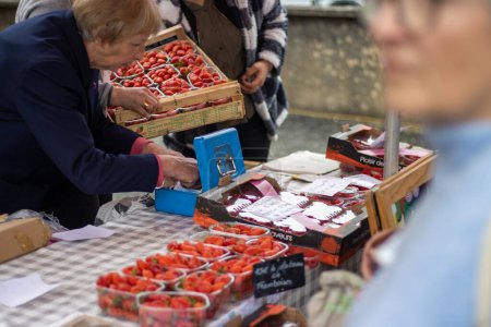 Téléchargez les photos : Vergt, Dordogne, France 22 mai 2023 : Soirée fraise dans une ville rurale - en image libre de droit