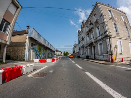 Foto de Perigueux, Dordoña, Francia Mayo 05 2023: Una visión de la ciudad de Perigueux desde la carretera - Imagen libre de derechos