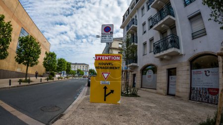 Foto de Perigueux, Dordoña, Francia Mayo 26 2023: Una visión de la gran ciudad de Perigueux desde la carretera - Imagen libre de derechos