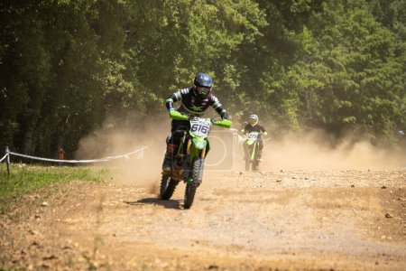Téléchargez les photos : Dordogne, France 30 mai 2023 : Boue, grain et gloire : Chroniques d'un motocross - en image libre de droit