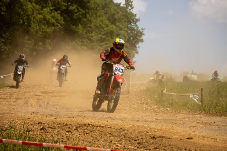 Téléchargez les photos : Dordogne, France 30 mai 2023 : Boue, grain et gloire : Chroniques d'un motocross - en image libre de droit