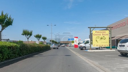 Foto de Perigueux, Dordoña, Francia Mayo 30 2023: Paisajes urbanos cautivadores: Las carreteras de la ciudad de Perigueux - Imagen libre de derechos