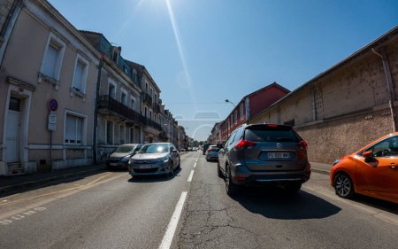 Foto de Perigueux, Dordogne, Francia 31 de mayo de 2023: Navegando por la vida de la ciudad: Un examen de los sistemas de transporte y la circulación del tráfico - Imagen libre de derechos