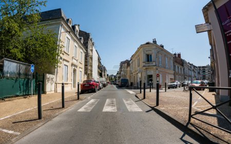 Téléchargez les photos : Périgueux, Dordogne, France 31 mai 2023 : Naviguer dans la vie urbaine : Examen des systèmes de transport et de la circulation routière - en image libre de droit