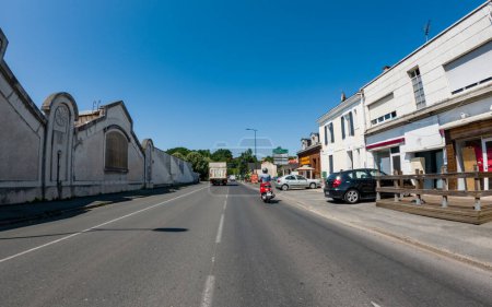 Téléchargez les photos : Périgueux, Dordogne, France 31 mai 2023 : Naviguer dans la vie urbaine : Examen des systèmes de transport et de la circulation routière - en image libre de droit