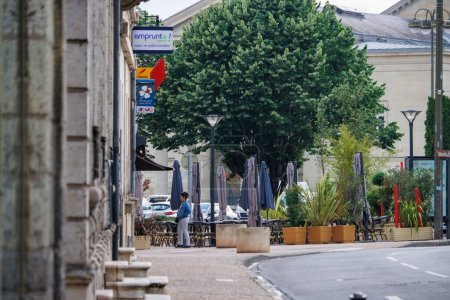 Foto de Perigueux, Dordoña, Francia Junio 03 2023: Atractivos paisajes urbanos: Las carreteras de la ciudad de Perigueux - Imagen libre de derechos