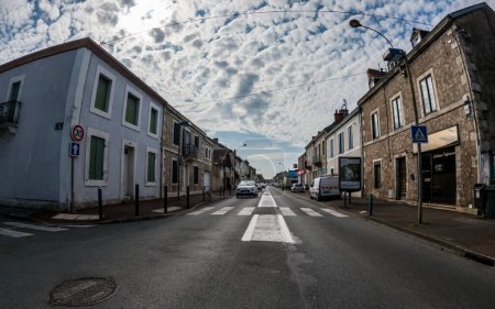 Téléchargez les photos : A Perigueux, Dordogne, France 03 Juin 2023 : Naviguer dans la vie urbaine : Examen des systèmes de transport et de la circulation routière - en image libre de droit