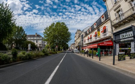 Téléchargez les photos : A Perigueux, Dordogne, France 03 Juin 2023 : Naviguer dans la vie urbaine : Examen des systèmes de transport et de la circulation routière - en image libre de droit