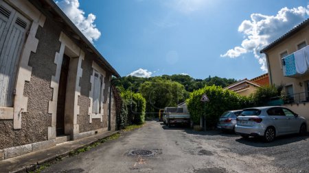 Téléchargez les photos : A Perigueux, Dordogne, France 05 Juin 2023 : Naviguer dans la vie urbaine : Examen des systèmes de transport et de la circulation routière - en image libre de droit
