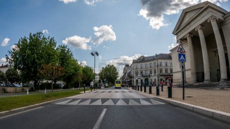 Téléchargez les photos : A Perigueux, Dordogne, France 05 Juin 2023 : Naviguer dans la vie urbaine : Examen des systèmes de transport et de la circulation routière - en image libre de droit