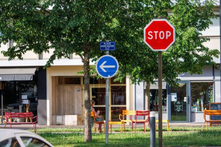 Téléchargez les photos : A Perigueux, Dordogne, France 06 Juin 2023 : Chemin à suivre : Panneaux de signalisation - en image libre de droit