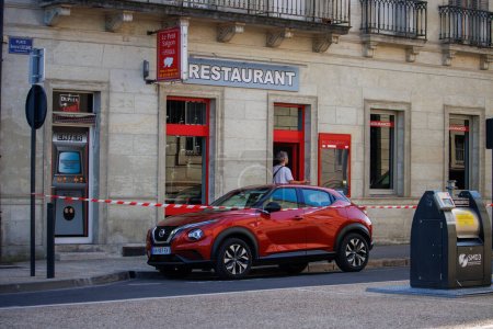 Téléchargez les photos : A Perigueux, Dordogne, France Juin 082023 : Naviguer dans la vie urbaine : un examen des systèmes de transport et de circulation routière - en image libre de droit