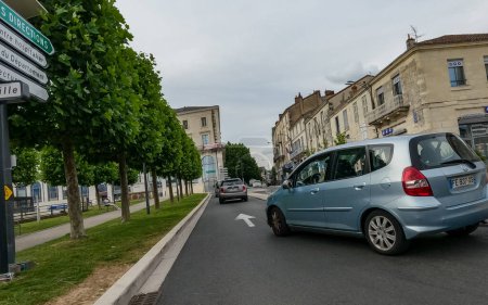 Foto de En Perigueux, Francia 08 de junio de 2023: El Ebb y el Flujo de la Vida en la Ciudad - Tráfico en Perigueux - Imagen libre de derechos