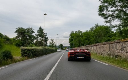 Téléchargez les photos : A Perigueux, France 08 Juin 2023 : La vitesse rencontre le luxe - L'attrait de Lamborghini - en image libre de droit