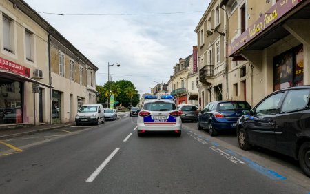 Foto de En Perigueux, Francia 08 de junio de 2023: Un cepillo con la ley - Sospechoso en coche de policía que se dirige a la estación - Imagen libre de derechos