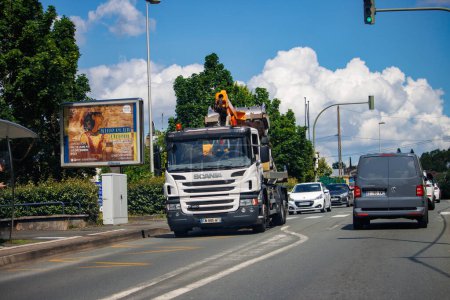 Foto de En Perigueux, Francia 10 de junio de 2023: El pulso de la carretera - Flujo de tráfico en las carreteras de Perigueux - Imagen libre de derechos