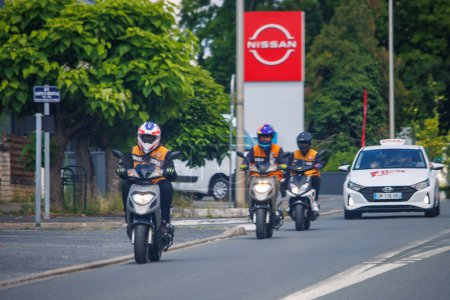 Téléchargez les photos : À Perigueux, France 10 juin 2023 : Deux Roues vers la Liberté - Apprendre à conduire en scooter dans une école de conduite - en image libre de droit