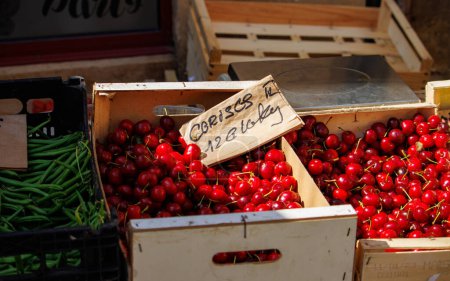 Foto de Saint Cyprien, Francia Junio 11, 2023: Un día en el bullicioso mercado callejero de Saint Cyprien - Imagen libre de derechos