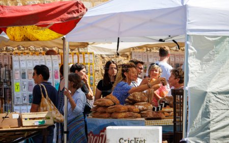 Téléchargez les photos : Saint Cyprien, France 11 juin 2023 : Une journée au marché animé de Saint Cyprien - en image libre de droit