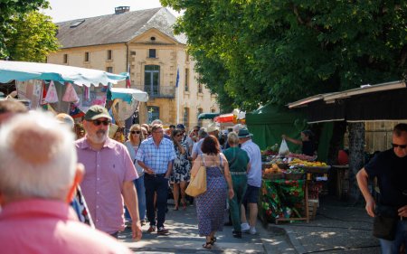 Foto de Saint Cyprien, Francia Junio 11, 2023: Un día en el bullicioso mercado callejero de Saint Cyprien - Imagen libre de derechos