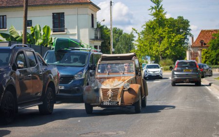 Téléchargez les photos : Dordogne, France 11 juin 2023 : Élégante exposition de voitures classiques dans le pittoresque - en image libre de droit