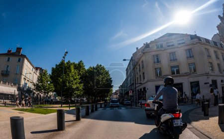 Foto de Perigueux, francia 14 de junio de 2023: Flujo urbano: El movimiento dinámico de los coches en la ciudad - Imagen libre de derechos
