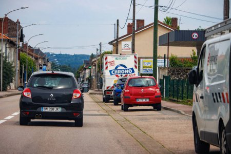 Foto de Limoges, Haute Vienne, Francia Junio 18 2023: Automóviles navegando por las bulliciosas calles - Imagen libre de derechos