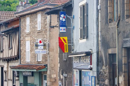 Foto de Limoges, Haute Vienne, Francia 18 de junio de 2023: quiosco clásico que vende tabaco y prensa - Imagen libre de derechos