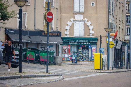 Téléchargez les photos : Limoges, Haute Vienne, France 18 juin 2023 : Kiosque à journaux classique vendant du tabac et de la presse - en image libre de droit