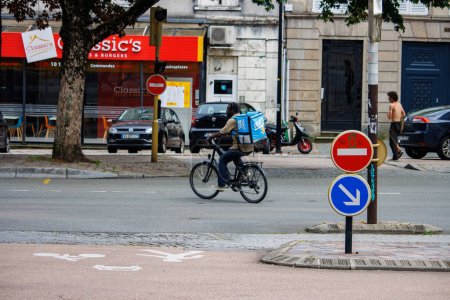 Foto de Limoges, Haute Vienne, Francia Junio 18 2023: Limoges, Haute Vienne, Francia Junio 18 2023: Guía con señalización vial - Imagen libre de derechos