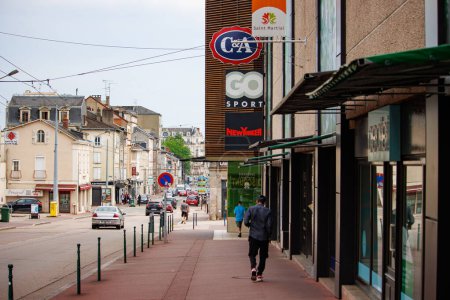 Téléchargez les photos : Limoges, Haute Vienne, France, 18 juin 2023 : Promenade dans les rues, Vue arrière d'un piéton - en image libre de droit