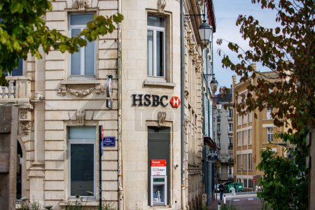 Foto de Limoges, Haute Vienne, Francia 18 de junio de 2023: Servicios financieros con alcance global en HSBC - Imagen libre de derechos