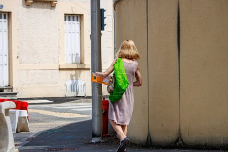 Foto de Perigueux, Dordoña, Francia 17 de junio de 2023: La vida cotidiana de los peatones en la ciudad - Imagen libre de derechos