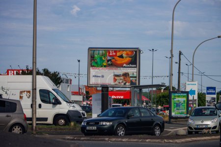 Téléchargez les photos : Périgueux, Dordogne, France 17 juin 2023 : L'art de la publicité extérieure - en image libre de droit