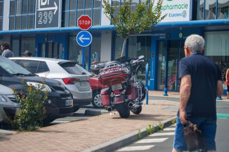 Téléchargez les photos : Périgueux, Dordogne, France 17 juin 2023 : Motocyclettes à travers la circulation urbaine - en image libre de droit