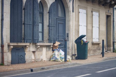 Téléchargez les photos : Périgueux, Dordogne, France 18 juin 2023 : L'importance des poubelles et de la gestion - en image libre de droit