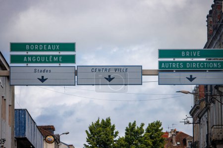 Foto de Perigueux, Dordogne, Francia, 2 de julio de 2023: Señalización Direccional Informativa a lo largo de las Calles de la Ciudad - Imagen libre de derechos