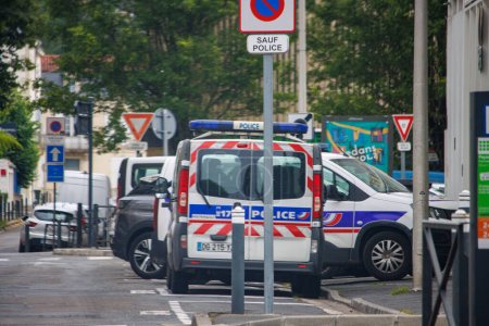 Téléchargez les photos : Dordogne, France 04 juillet 2023 : Van de police stationné dans la rue, prêt à maintenir l'ordre public - en image libre de droit