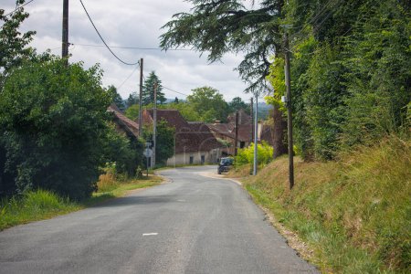 Dordogne, Francja 02 lipca 2023 r.: Droga prowadząca do domów wiejskich